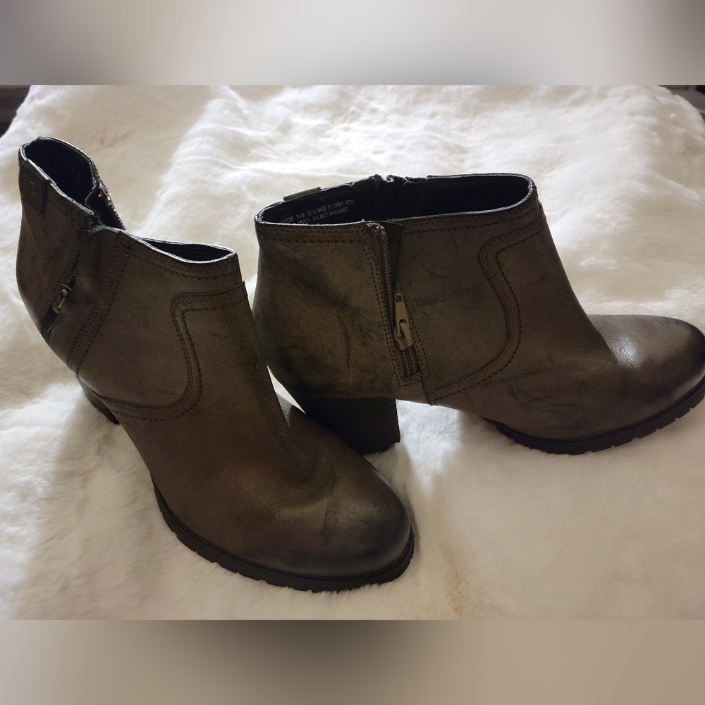 Clarks Artisan Size 9.5 Grey boots